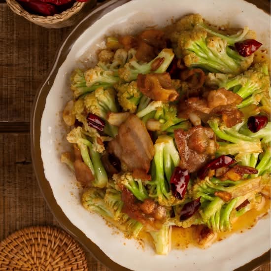 有机富贵花 Stir-Fried Cauliflower with Pork Belly & Chili
